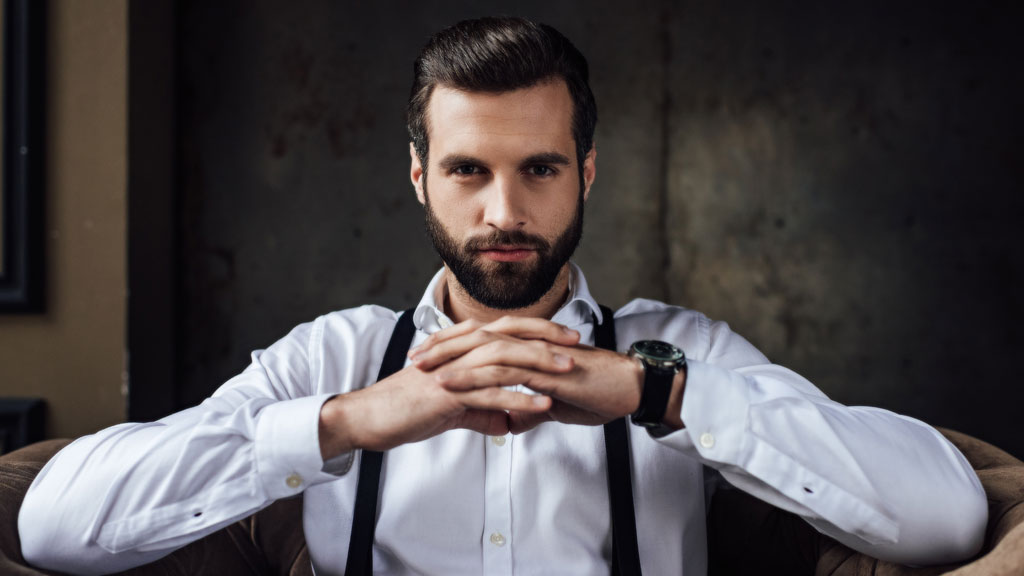 Mann mit weichem, knitterfreiem Hemd