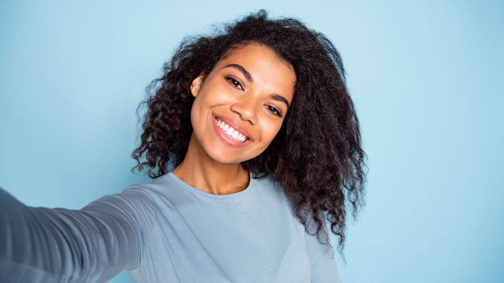 Hübsche Dame lächelt am Foto