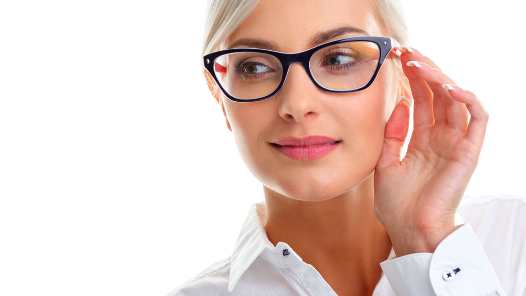 Junge Frau mit Brille