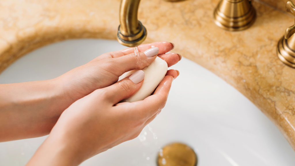 Depositphotos_209623948_XL_1024 Hände waschen mit fester Seife