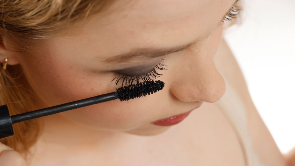 Mascara auftragen