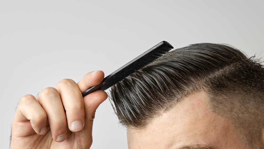 Undercut mit Scheitel