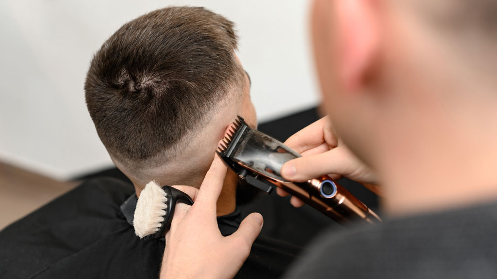 Mann mit kurzen Haaren beim Friseur