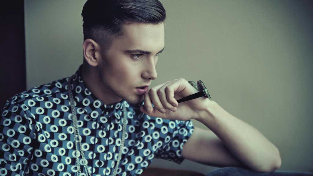 Mann mit mittellanger Frisur