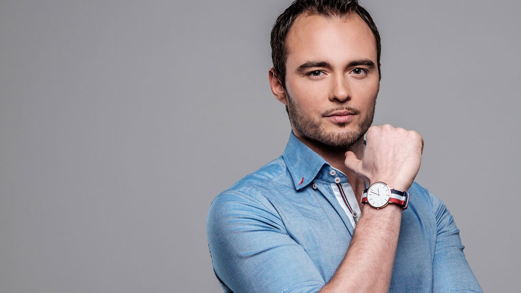 Mann in Hose und Hemd