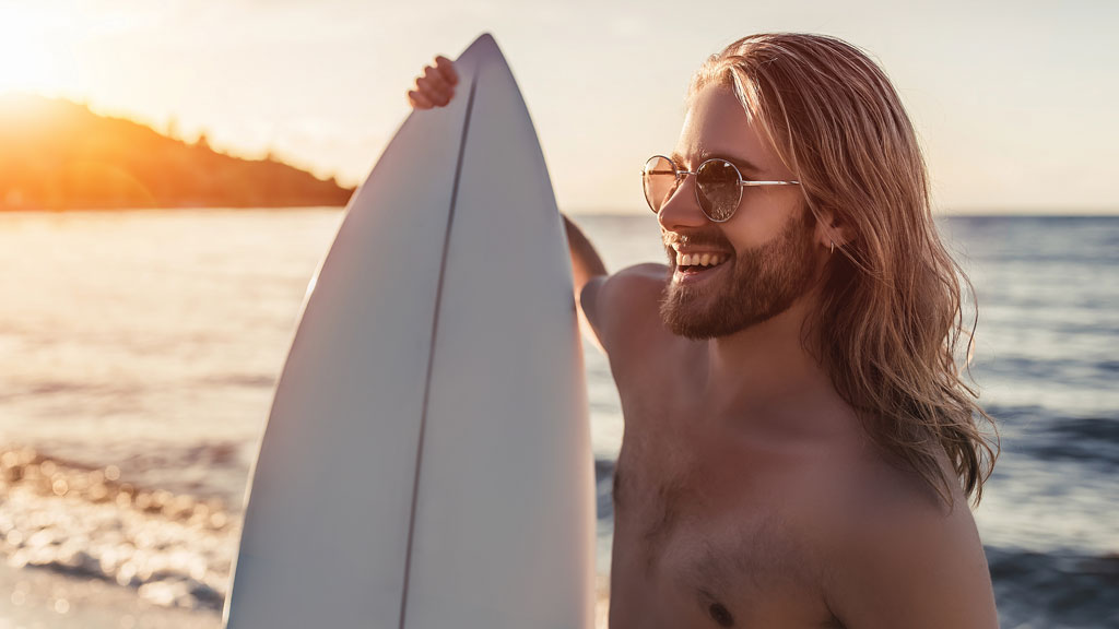 Surfer mit langen Haaren