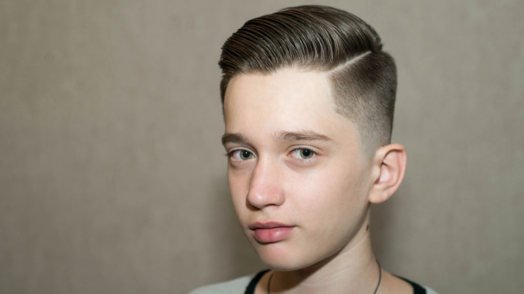 Junge mit Seitenscheitel