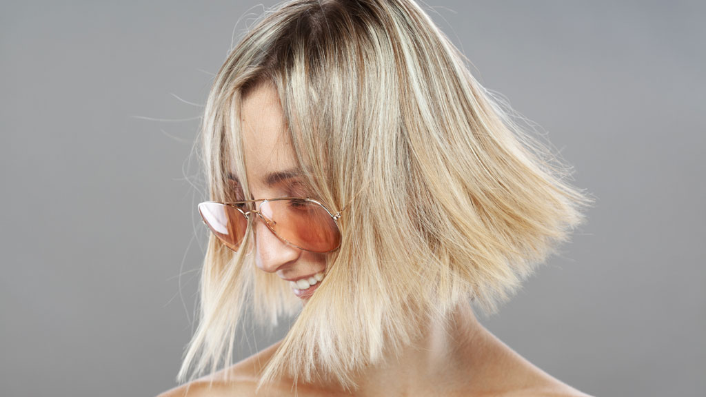 Frau mit stufig fransiger Frisur