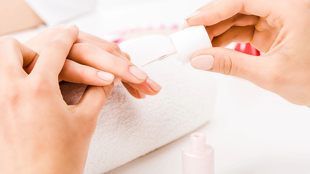 Fingernägel pflegen