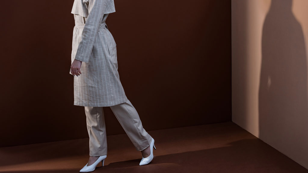 Frau in Tunika Bluse und Hose