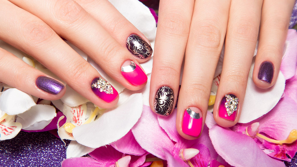Gelnägel mit kräftigen Farben