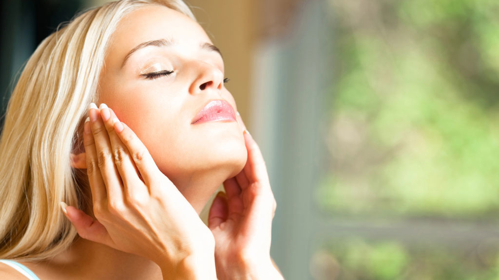 Junge Dame mit schöner Haut