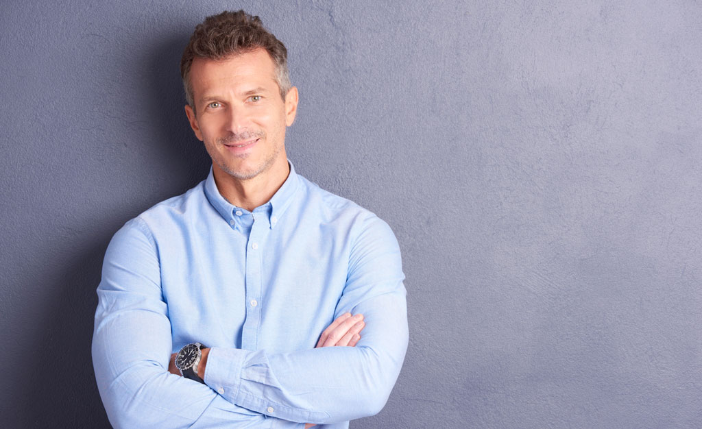 Mann im Button Down Hemd