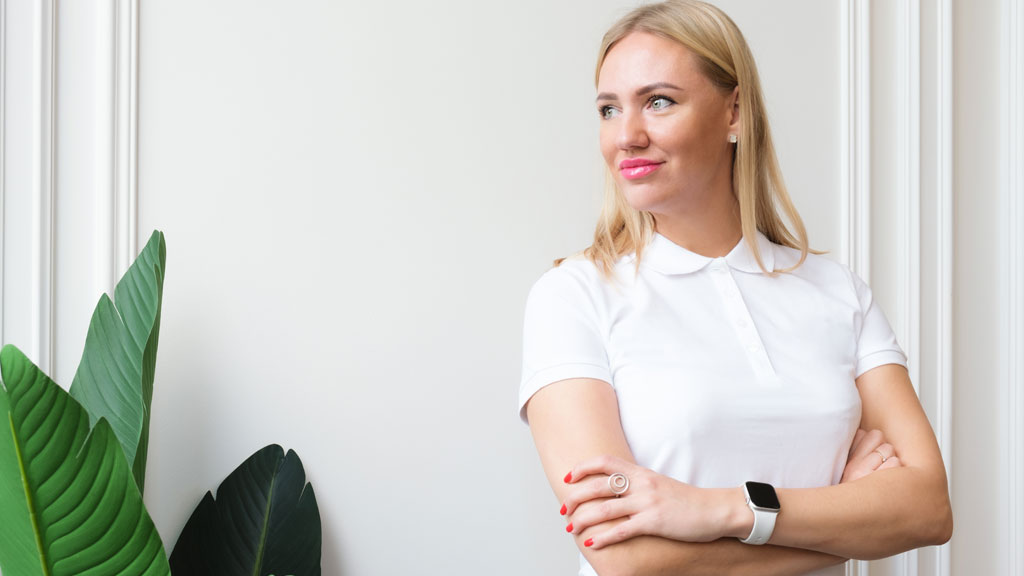 Frau im weißen Poloshirt