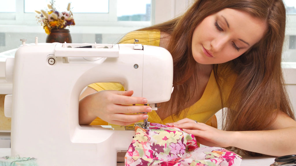 Frau näht Bluse
