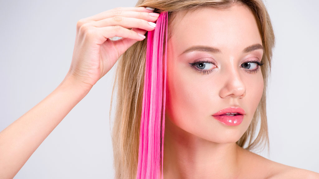 Mädchen bringt bunte Extensions an